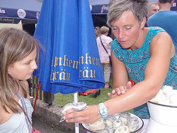 Seifenherstellerin Mandy Müller (rechts) aus Marktrodach erklärt Anna (links), wie man die Körperbutter verwendet.  Fotos: Heike Schülein