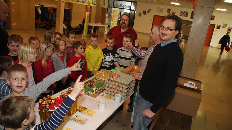Auch ein interessanter Stand: Manfred Distler erklärt, wie er Rapsöl kalt presst, und Fritz Rösch erklärt alles über seine Hühner.