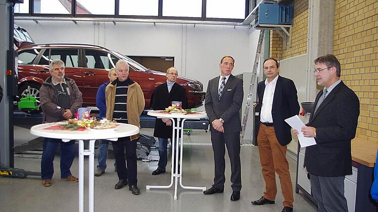 Stellvertretender Landrat Gerhard Wunder (rechts) übergab die neue Kfz-Werkstatt der Berufsschule offiziell ihrer Bestimmung.