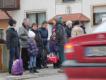 Die Eltern aus Waizendorf fordern, dass eine Fußgängerampel an der viel befahrenen Durchfahrtsstraße angebracht wird. Sie stehen in der Nähe der Stelle, wo am Dienstag ein Siebenjähriger von einem Auto überfahren wurde. Fotos: Sebastian Martin