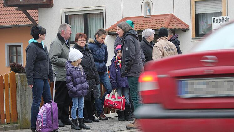 Die Eltern aus Waizendorf fordern, dass eine Fußgängerampel an der viel befahrenen Durchfahrtsstraße angebracht wird. Sie stehen in der Nähe der Stelle, wo am Dienstag ein Siebenjähriger von einem Auto überfahren wurde. Fotos: Sebastian Martin