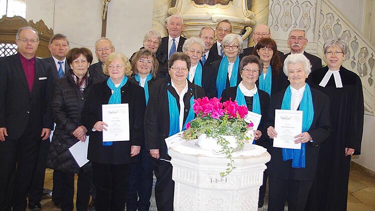 Der evangelische Kirchenchor Unterrodach ehrte langjährige Sänger und Sängerinnen. Das Bild zeigt sie mit Dekanin Dorothea Richter (rechts) sowie Dekanatskantor Marius Popp (links).