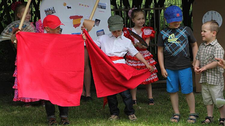 Die spanischen Stierkämpfer bei der Vorbereitung  Foto: Günther Geiling