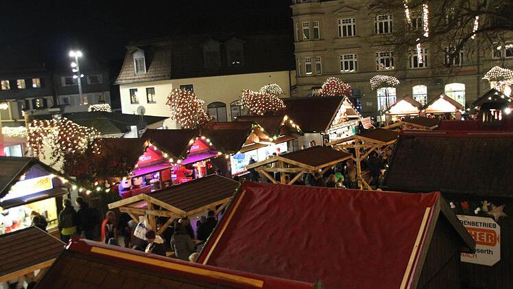 Blick auf den Kronacher Weihnachtsmarkt  Foto: Friedwald Schedel