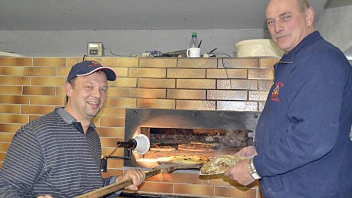 Die Frauenrother Feuerwehrmänner können nicht nur Feuer löschen, sondern auch welches machen - aber nur zum Plootzbacken. Dieses Archivfoto zeigt Mario Metz (links) und Rudi Kleinhenz beim letzten Plootzbacken am 24. Oktober 2015.  Fotos: Kathrin Kupka-Hahn