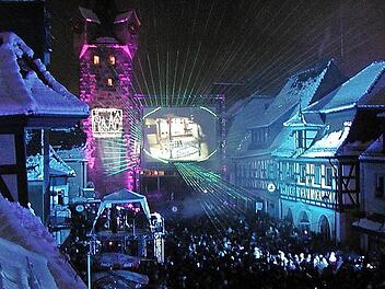 Auch Lichtkunst soll k&uuml;nftig eine Rolle spielen, wenn auch vermutlich etwas kleiner als 2002, als Herzogenaurach sein Tausendj&auml;hriges feierte. Unser Foto zeigt die Silvesternacht. Zum Start ins Jahr gab es damals eine gro&szlig;e Show mit Lichtinstallation.  Foto: Paul Fr&ouml;mel (Archiv)