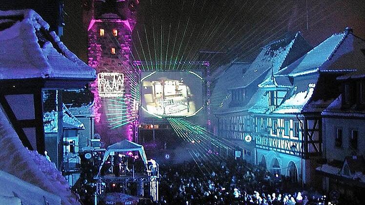 Auch Lichtkunst soll k&uuml;nftig eine Rolle spielen, wenn auch vermutlich etwas kleiner als 2002, als Herzogenaurach sein Tausendj&auml;hriges feierte. Unser Foto zeigt die Silvesternacht. Zum Start ins Jahr gab es damals eine gro&szlig;e Show mit Lichtinstallation.  Foto: Paul Fr&ouml;mel (Archiv)