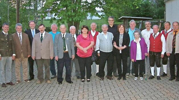Die ausgezeichneten Mitglieder mit der F&uuml;hrung der FWV-Ortsgruppe Nurn Foto: Hans Franz