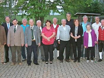 Die ausgezeichneten Mitglieder mit der F&uuml;hrung der FWV-Ortsgruppe Nurn Foto: Hans Franz