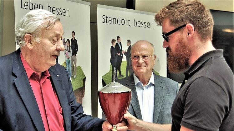Sponsor Hans Joachim Raab (links) übergab im Beisein von Walter Gutmann, dem stellvertretenden Vorsitzenden des BLSV-Sportkreises Bad Kissingen, den Pokal für herausragende Verdienste um den Sport an Kissori-Sportlehrer Julian Langguth (rechts)  Foto: Sigismund von Dobschütz