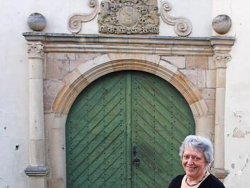 Monika Mennel vor dem Schönborn-Portal des Höchstadter Schlosses. Lothar Franz von Schönborn hatte ab 1711 das Schloss ausbauen lassen.  Foto: Evi Seeger