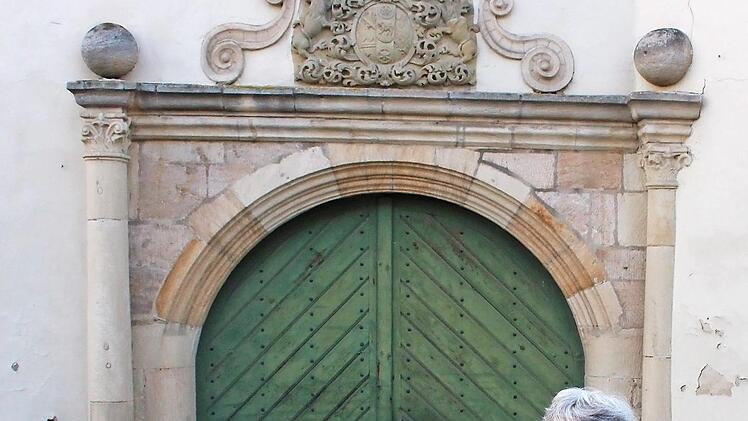 Monika Mennel vor dem Schönborn-Portal des Höchstadter Schlosses. Lothar Franz von Schönborn hatte ab 1711 das Schloss ausbauen lassen.  Foto: Evi Seeger