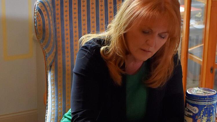 Sarah, Duchess of York, trägt sich ins Goldene Buch der Stadt Coburg ein. Coburg Marketing