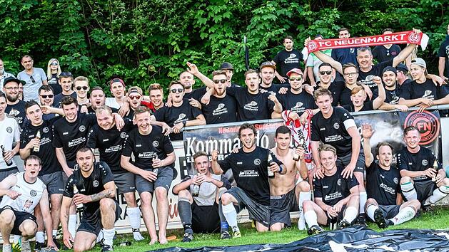 Eine gro&szlig;e und lautstarke Fan-Schar des FC Neuenmarkt st&auml;rkte der Reserve im Relegationsspiel gegen Warmensteinach den R&uuml;cken - und hinterher knallten die Korken.  Fotos: Alexander Muck