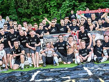 Eine große und lautstarke Fan-Schar des FC Neuenmarkt stärkte der Reserve im Relegationsspiel gegen Warmensteinach den Rücken - und hinterher knallten die Korken.  Fotos: Alexander Muck