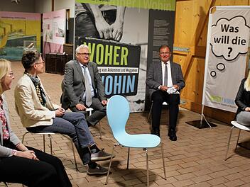 Der blaue Stuhl steht für den "Fremden" Es diskutieren v.l. Anne Kraft, Sachgebietsleitung Museum des Bezirks Unterfranken, Daniela Kühnel M.A, Kunsthistorikerin, Konzept, Prof. Dr. Kaus Reder, Bezirksheimatpfleger, Bezirkstagspräsident Erwin Dotzel und Josefine Glöckner, Leiterin Museen Schloss Aschach.  Foto: Werner Vogel