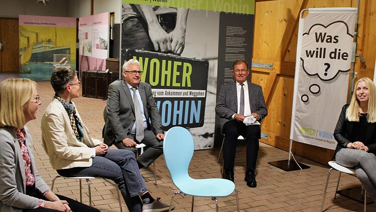 Der blaue Stuhl steht für den "Fremden" Es diskutieren v.l. Anne Kraft, Sachgebietsleitung Museum des Bezirks Unterfranken, Daniela Kühnel M.A, Kunsthistorikerin, Konzept, Prof. Dr. Kaus Reder, Bezirksheimatpfleger, Bezirkstagspräsident Erwin Dotzel und Josefine Glöckner, Leiterin Museen Schloss Aschach.  Foto: Werner Vogel