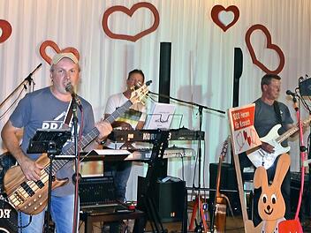 Die Band "Rainbow" ist mit dabei beim Benefizkonzert für die Brandopfer des Wildberghofes. Von links Karlheinz Schäck, Stefan Fehn, Burkhard und Reinhard Weber.  Foto: K.- H. Hofmann
