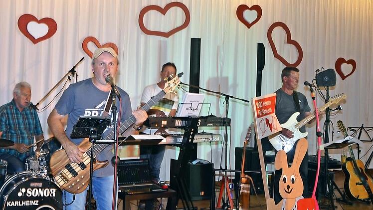 Die Band "Rainbow" ist mit dabei beim Benefizkonzert für die Brandopfer des Wildberghofes. Von links Karlheinz Schäck, Stefan Fehn, Burkhard und Reinhard Weber.  Foto: K.- H. Hofmann
