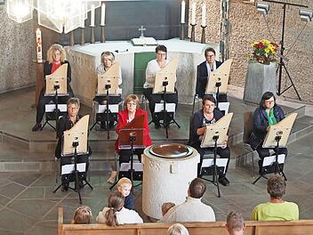 In der Kirche St. Michael musizierte das Veeh-Harfen-Ensemble „Saiten-Klang“.