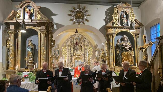 Die Männer des Wohnzimmerchores sangen die „Waldlermesse“ in St. Moritz.