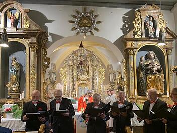 Die Männer des Wohnzimmerchores sangen die „Waldlermesse“ in St. Moritz.
