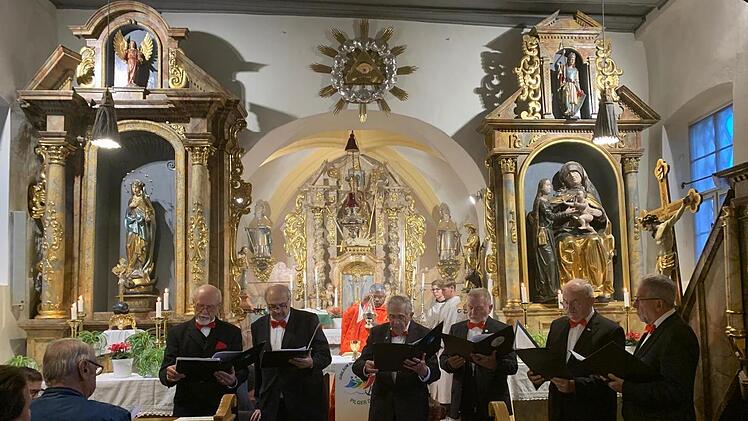 Die Männer des Wohnzimmerchores sangen die „Waldlermesse“ in St. Moritz.