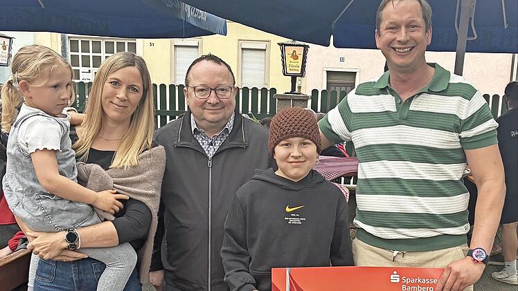 Sebastian Linz mit Justus, Roland Kalb (Brauerei F&auml;ssla) und Justus&lsquo; Mutter Corina mit Tochter Julia (v.r.).