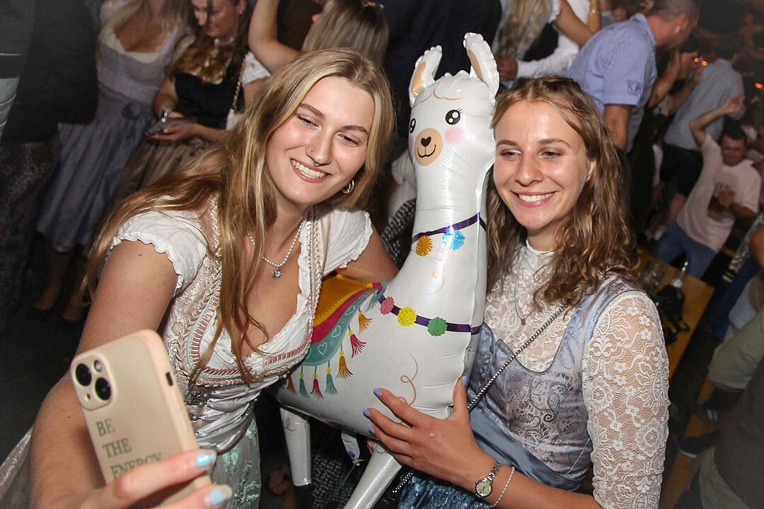 Tanzen, Feiern, Mitsingen &ndash; bayerische Partystimmung bis Mitternacht.