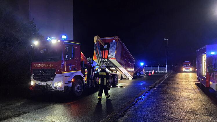 "Brand Industriegeb&auml;ude": Feuerwehr r&uuml;ckt zu L&ouml;scheinsatz auf Gel&auml;nde des fr&uuml;heren M&ouml;belwerks &bdquo;EKA&rdquo; in Dietersheim aus
