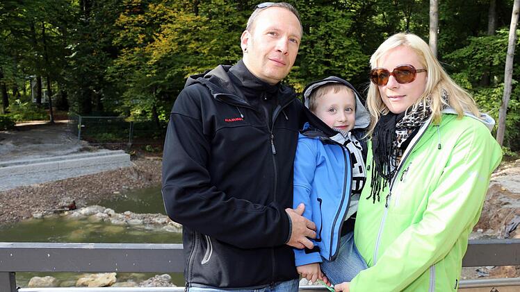 Michael  Heinrich (hier mit Frau  Christiane und  Sohn Tim) findet den neuen Fischpass gut, weil der Umbau der   Umwelt dient.