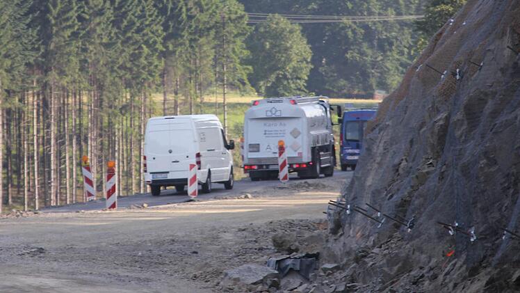 5: Durch die Baustelle geht es die B85 entlang Richtung Stockheim.