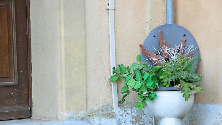 Stilleben am Nebeneingang.