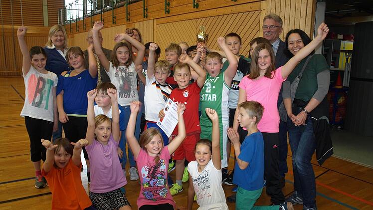 Die Siegermannschaft aus Ludwigsstadt mit Schulamtsdirektor Uwe Dörfer (hinten 2. v. re.), Karin Elsel von der Raiffeisenbank (hinten li), Zweiten Bürgermeister Gerhard Schneider und Schulleiterin Ulrike Schmidt (2. u. 3. vo. li.) Foto: Susanne Deuerling