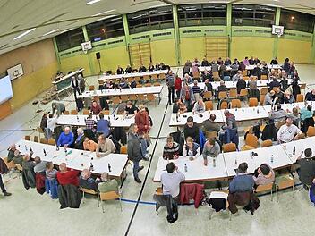 In Rannungen steht über kurz oder lang eine Entscheidung an, ob die Mehrzweckhalle weiterhin in dieser Funktion erhalten bleiben soll oder nach einer Sanierung nur noch als Sporthalle genutzt werden kann. Foto: Dieter Britz