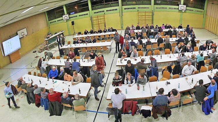 In Rannungen steht über kurz oder lang eine Entscheidung an, ob die Mehrzweckhalle weiterhin in dieser Funktion erhalten bleiben soll oder nach einer Sanierung nur noch als Sporthalle genutzt werden kann. Foto: Dieter Britz