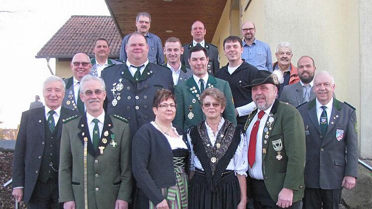 Vorne von links: 1. Bezirksschützenmeister Siegfried Schmitt, Alfred Meisner, Karin Haase, Ellen Kormann, Dieter Dittrich, stellv. Gauschützenmeister Günter Schwager, 2. Reihe von links: Friedrich Schellenberger, Burkhard Voll, Bernd Schmitt, Sascha Morper, Markus Purretat, Sebastian Seuffert, Herbert Kirchner, Markus Lenhart. Oben von links: Paul Gundelach, Walter Jopp, Wolfgang Schilling Fotos: Koch