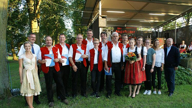 Einige langjährige Musiker, aber Nachwuchs, wurden beim Blasmusikabend in Augsfeld vom Nordbayerischen Musikbund ausgezeichnet. Unser Bild zeigt die Geehrten mit (von links) der Moderatorin des Abends, Abt-Degen-Weintal-Prinzessin Elisabeth Goger, dem Kreisvorsitzenden des NBMB Peter Detsch und dem Vizepräsidenten des NBMB Werner Höhn (rechts).