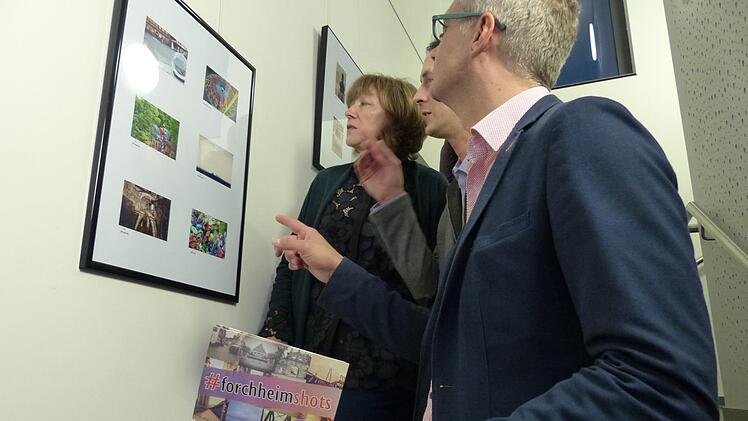 Rosemary Keßler (links) erklärt Matthias Hösch und Uwe Kirschstein, was ihr gerade an dem einen Foto gefallen hat.