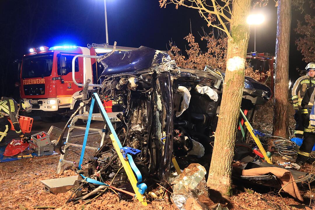 Schwerer Unfall in Hallerndorf: Junger Mann kracht mit Auto gegen Baum