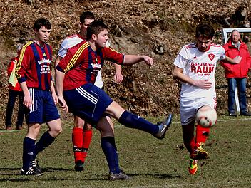 Der Stettfelder Daniel Full (Zweiter v. l.) schlägt gerade noch dem Zeiler Stürmer Fabian Amend (r.) den Ball vom Fuß; links der Stettfelder Franz Melber. Fotos: Günther Geiling