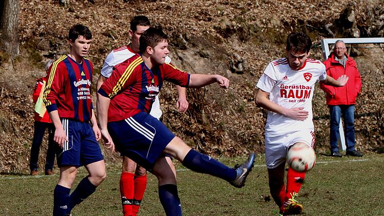 Der Stettfelder Daniel Full (Zweiter v. l.) schlägt gerade noch dem Zeiler Stürmer Fabian Amend (r.) den Ball vom Fuß; links der Stettfelder Franz Melber. Fotos: Günther Geiling