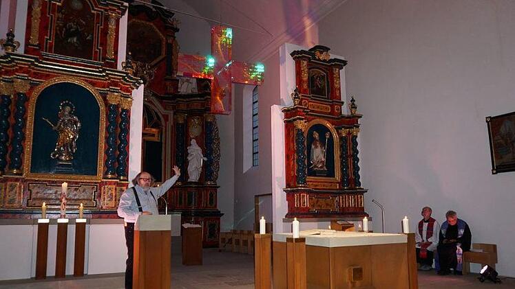 Der Künstler Ludger Hinse  sprach im Eröffnungsgottesdienst zum Kunstprojekt "Spuren zum Licht" über die tiefere und weitere Bedeutung seiner Lichtkreuze. Foto: Marion Eckert