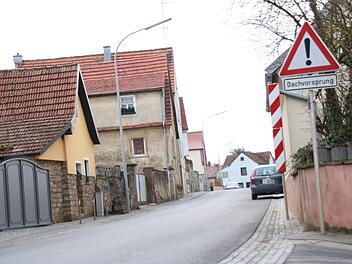 Kaum Platz für zwei Lastkraftzüge - für die Anwohner aber zu Stoßzeiten kaum auszuhalten: die Westheimer Straße. Foto: Teresa Hirschberg