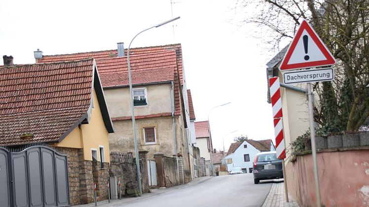 Kaum Platz für zwei Lastkraftzüge - für die Anwohner aber zu Stoßzeiten kaum auszuhalten: die Westheimer Straße. Foto: Teresa Hirschberg