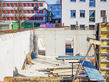 Nach Verzögerungen durch archäologische Grabungen ist nun das Fundament für den neuen Bau der Kreisverwaltung am Streckerplatz gegossen. 3,9 Millionen Euro investiert der Landkreis in dieses Projekt, das damit den größten Posten im Etat 2019 ausmacht. Foto: Ekkehard Roepert