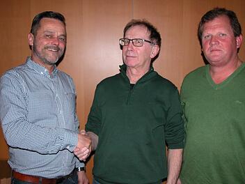 Dritter Bürgermeister Stephan Schmitt gratuliert Jagdvorsteher Franz Hillenbrand zur Wahl, rechts Jagdpächter Frank Hofmann.  Foto: Ewald Kiesel