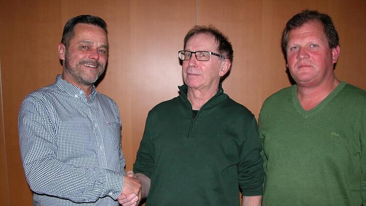 Dritter Bürgermeister Stephan Schmitt gratuliert Jagdvorsteher Franz Hillenbrand zur Wahl, rechts Jagdpächter Frank Hofmann.  Foto: Ewald Kiesel