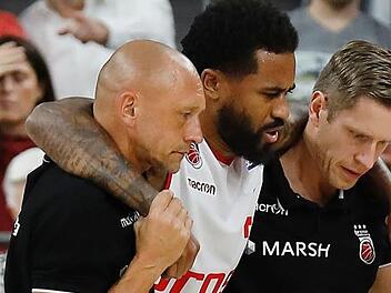 Bryce Taylor verletzte sich im Dezember 2017 schon einmal schwer  und fiel &uuml;ber Monate aus. Hier wurde er damals von Teamarzt Andreas F&ouml;rst (links) und Physiotherapeut Kilian Flierl  begleitet, die den 33-J&auml;hrigen  nun in der Reha betreuen werden.Archiv/L&ouml;b