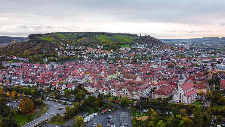 Zum Vergleich mit der historischen Aufnahme hat Instagram-Fotograf Paul Springer diese genehmigte Drohnen-Aufnahme von außerhalb der Stadt gemacht.  Foto: Paul Springer